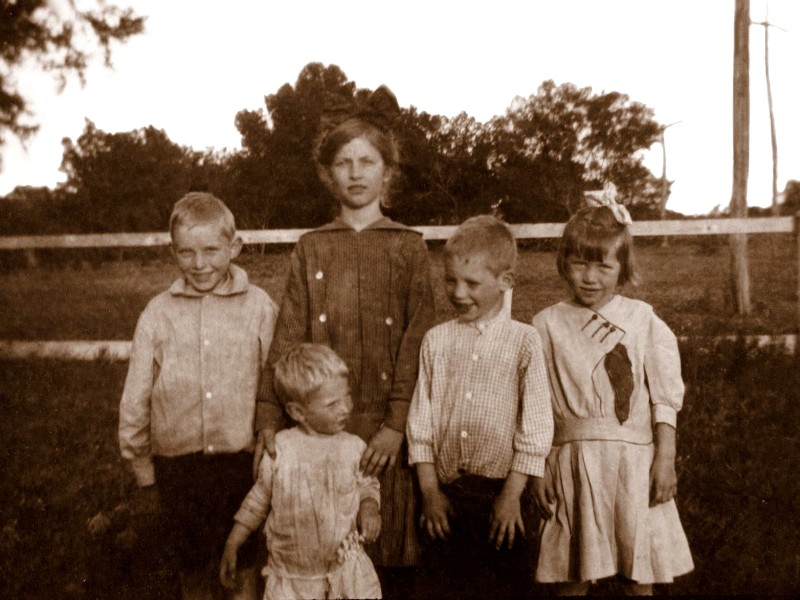 The Fuchs kids at the Marble Falls town house, 1915